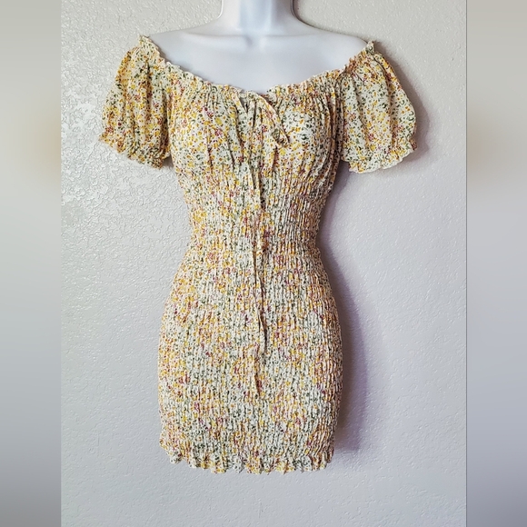 💚5/$25 Yellow Ditsy Floral Off-Shoulder Smocked Bodycon Mini Dress Size Small - Picture 1 of 8